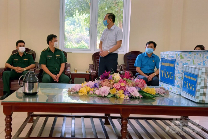 Ông Võ Mạnh Sơn, Chủ tịch Liên đoàn Lao động tỉnh Thanh Hóa thăm hỏi, động viên tinh thần các chiến sỹ làm nhiệm vụ chốt chặn tại Đồn biên phòng cửa khẩu Quốc tế Na Mèo. Ảnh: VD.