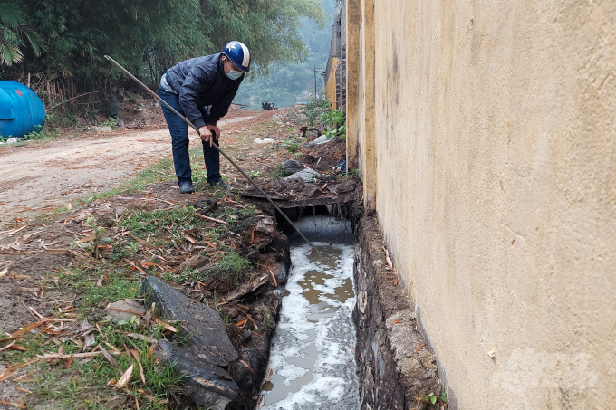 Hành vi xả thải trực tiếp nước thải chưa qua xử lý ra sông Mã của Công ty Tân Thái Thanh (Bá Thước). Ảnh: VD.
