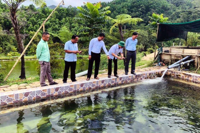 Chính quyền địa phương đang đầu tư mở rộng mô hình nuôi kết hợp du lịch cộng đồng. Ảnh: VD.