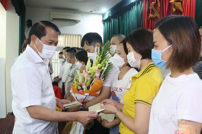 Lãnh đạo tỉnh Thanh Hóa tặng hoa cho các thành viên trong đoàn công tác. ẢNh: VD.