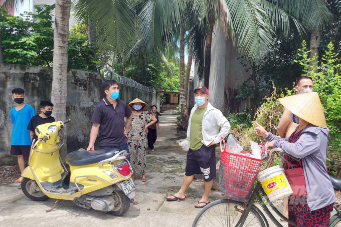 Người dân thị trấn Hậu Lộc hoang mang, tập trung rất đông tại khu vực tìm thấy cháu Đ. để xem công an thực nghiệm hiện trường. Ảnh: VD.