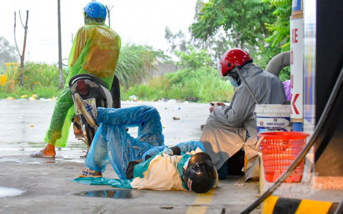 Một số người dân vì quá mệt mỏi sau một hành trình trên 1 nghìn km, khi đi qua địa bàn tỉnh Thanh Hóa đã lấy vệ đường làm dường, nằm nghỉ để sau đó tiếp tục hành trình. Ảnh: VD.