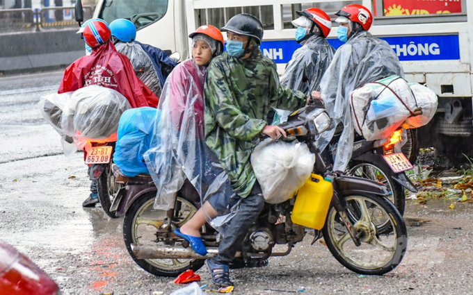 Hành trang về quê của người dân là tất cả những vật dụng dùng dọc đường. Đây là một cuộc hành hương đầy khó khăn, vượt qua trên 1 nghìn Km dưới trời mưa, nắng, không kể ngày đêm. Ảnh: VD.