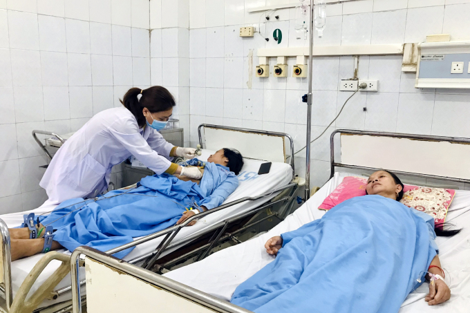 Các bệnh nhân phản ứng sau tiêm vacxin Vero Cell được điều trị tại Bệnh viện Đa khoa tỉnh Thanh Hóa. Ảnh: TT.