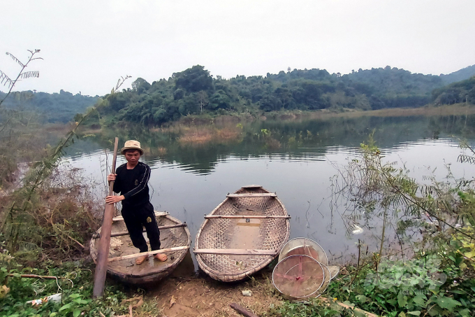 Hầu hết các hộ dân thôn Mai Thắng đều tự sắm thuyền nan để di chuyển khi nước hồ sông Mực dâng cao. Ảnh: VD.