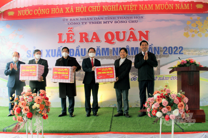Nhân dịp này, Phó Chủ tịch UBND tỉnh Thanh Hóa Lê Đức Giang đã tặng quà cho cán bộ công nhân viên các doanh nghiệp hoạt động trong lĩnh vực nông nghiệp. Ảnh: HT.