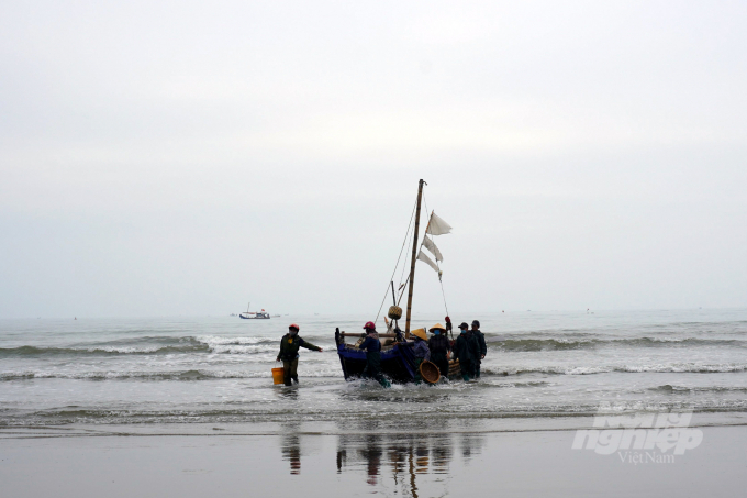 Những ngày đầu năm Nhâm Dần, Ngư dân Thanh Hóa tại Sầm Sơn, Quảng Xương dùng bè mảng ra lộng đánh bắt tôm, cá. Ảnh: VD.