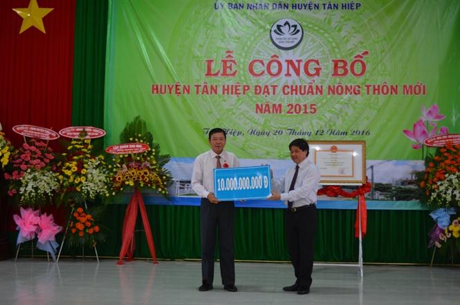 16-33-20_3-thu-truong-bo-nn-ptnt-le-quoc-donh-tro-phn-thuong-cong-trinh-phuc-loi-tri-gi-10-ty-dong-cu-thu-tuong-chinh-phu-cho-lnh-do-huyen-tn-hiep