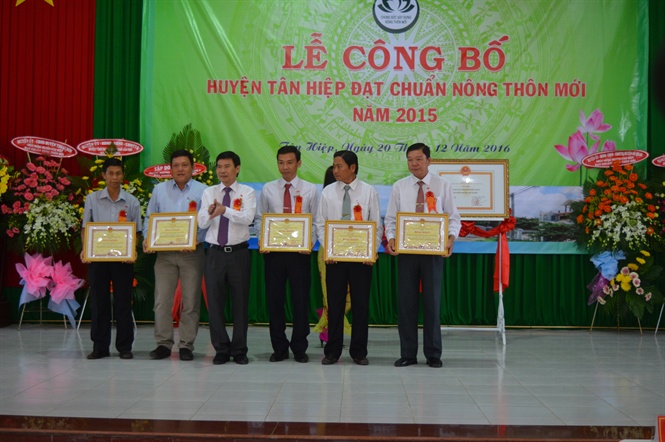 16-33-20_4-cc-tp-the-v-c-nhn-duoc-khen-thuong-vi-d-co-thnh-tich-trong-phong-tro-xy-dung-ntm-huyen-tn-hiep