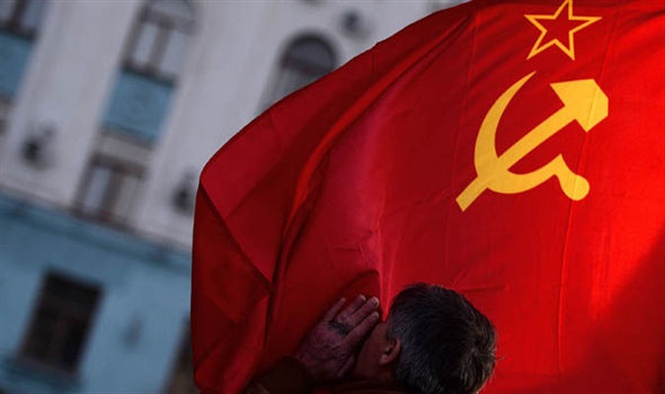 Quốc kỳ Liên Xô: Đây là một trong những biểu tượng quen thuộc nhất của Liên Xô, với lẵng hoa cờ đỏ chói lóa trong nắng. Nó thể hiện sự quyết tâm, sự kiên trì và tinh thần đồng đội của những người lính đánh thuê trong quân đội. Điều này sẽ thực sự khiến bạn muốn tìm hiểu thêm về lịch sử của quân đội Nga.