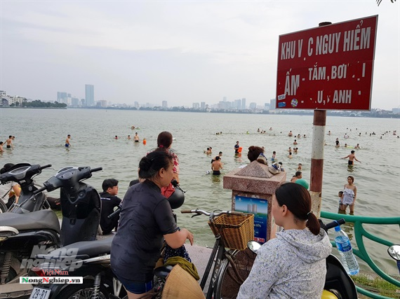 Bất chấp cảnh báo, người Hà Nội vẫn lao xuống hồ Tây... giải nhiệt
