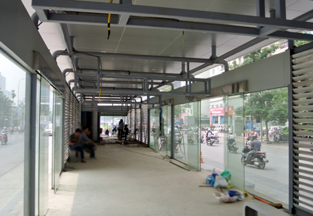 Bên trong nhà chờ xe buýt nằm ở dải phân cách giữa đường Lê Văn Lương
