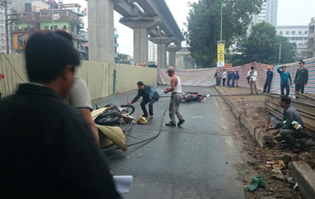 Hiện trường vụ tai nạn khiến một người tử vong sáng nay (6/11). Ảnh: Nguyễn Dương