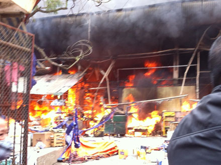 Đang cháy lớn chợ Nhật Tân - Hà Nội
