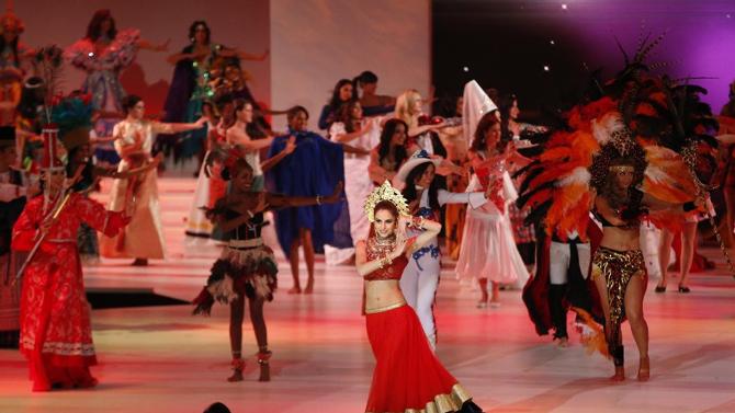 Hoa hậu Ấn Độ thể hiện khả năng vũ đạo trong đêm chung kết Hoa hậu thế giới