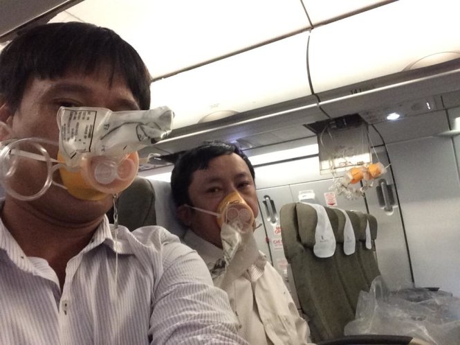 Ông Nguyễn Cảnh Hải (ngụ huyện Đô Lương, Nghệ An) - một hành khách đi trên chuyến bay VN1266 cho biết anh và mọi người được tiếp viên thông báo máy bay gặp sự cố giảm áp đột ngột và hướng dẫn đeo mặt nạ dưỡng khí - Ảnh: Cảnh Hải