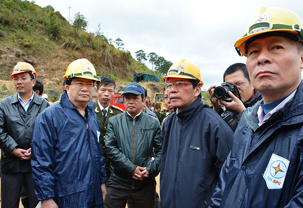 Hai Bộ trưởng và lãnh đão tỉnh Lâm Đồng bàn bạc công tác chỉ đạo cứu hộ, cứu nạn