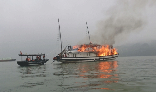 Cận cảnh tàu du lịch cháy trơ khung trên Vịnh Hạ Long