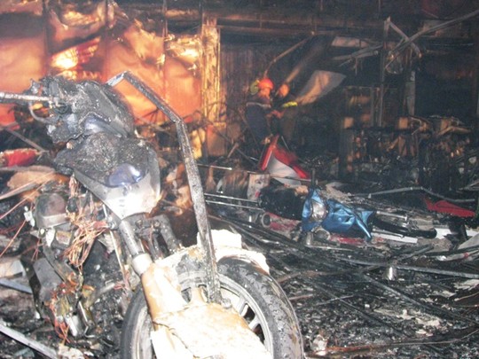 Hàng trăm xe máy phía trong Đại lý bị cháy