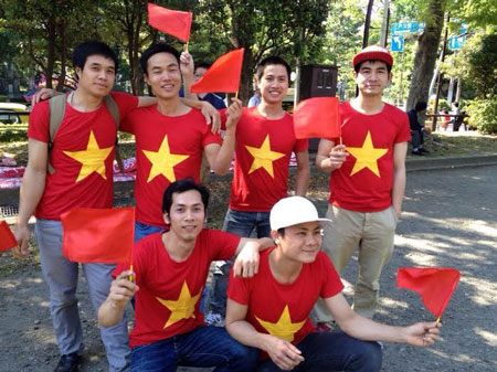 Người Việt Nam tham gia biểu tình ở Tokyo.