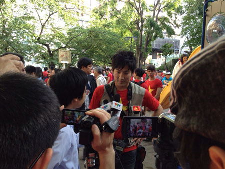 Một người Nhật tham gia cuộc tuần hành lên tiếng ủng hộ Việt Nam trước báo giới.