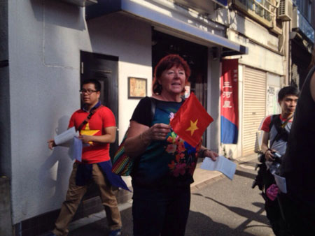 Một phụ nữ ngoại quốc cho biết: Chúng tôi ủng hộ Việt Nam.