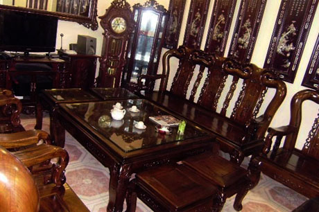 Đồ gỗ giả cổ là đặc sản của làng Đồng Kỵ.