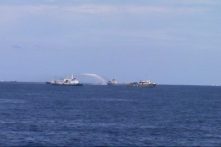 Tàu Trung Quốc phun vòi rồng công xuất lớn vào tàu thực thi pháp luật Việt Nam.