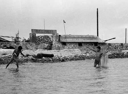 Chiến sĩ trên đảo Phan Vinh dùng lưới bắt cá.