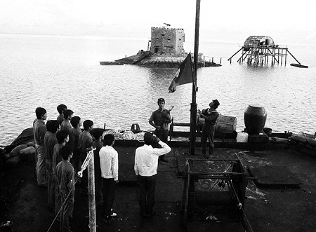 Lễ chào cờ đầu tuần trên đảo Thuyền Chài, được tổ chức trên pông-tông của đảo.