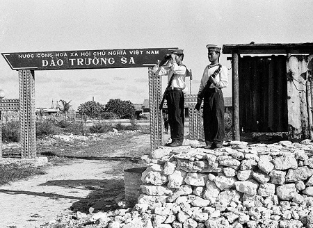 Các chiến sĩ trên đảo Trường Sa Lớn (năm 1988 còn gọi là đảo Trường Sa)
