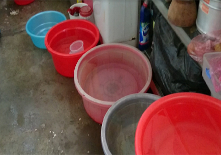 Để có nước sử dụng trong những ngày nắng nóng, các gia đình phải tích trữ nước giếng khoan