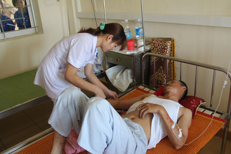 Một y tá thuộc Khoa Chấn thương, BVĐK Hà Tĩnh điều trị cho bệnh nhân bị đa chấn thương