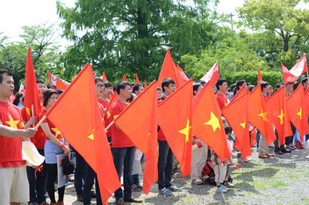 Nhiều Việt Kiều yêu nước mang cả con nhỏ xuống đường tham gia diễu hành