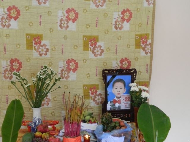 Di ảnh, ban thờ cháu trai 8 tuổi - Nguyễn Lý Thành Long.