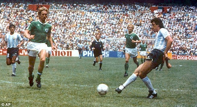Jorge Valdano nâng tỷ số lên 2-0 cho Argentina ở trận chung kết năm 1986 với Đức