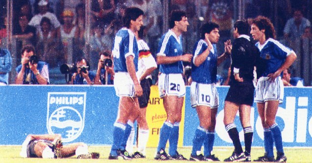 Maradona phản ứng trọng tài về quyết định đuổi Monzon của trọng tài