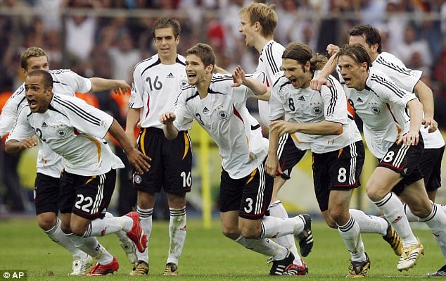 Người Đức ăn mừng chiến thắng với tấm vé vào bán kết World Cup 2006