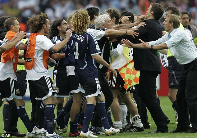 Cầu thủ Argentian xô xát với trợ lý Bierhoff sau khi kết thúc trận đấu