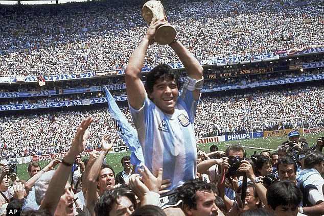 Maradona nâng cao chức vô địch World Cup 1986 sau trận thắng Đức