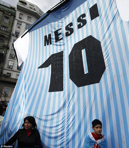 Những CĐV Argentina đã dựng nên áo đấu khổng lồ chào đón Messi