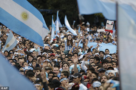 Hàng nghìn CĐV Argentina đã ra tận sân bay đón chào ĐT Argentina