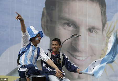 Tấm poster khổng lồ in hình Messi dựng nên ở Buenos Aires