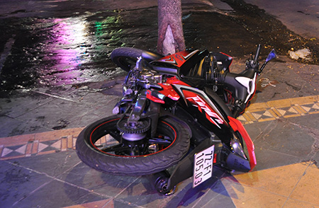 Xe máy của nạn nhân nằm trên lề đường
