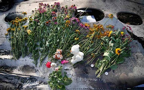 Hoa tưởng nhớ các nạn nhân ở hiện trường vụ MH17.