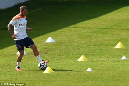 Sneijder tập dắt bóng