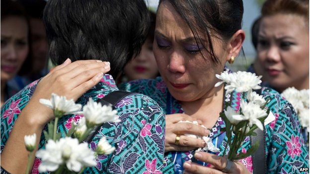 Các tiếp viên của Malaysia Airlines bật khóc trong lễ đón các thi thể.