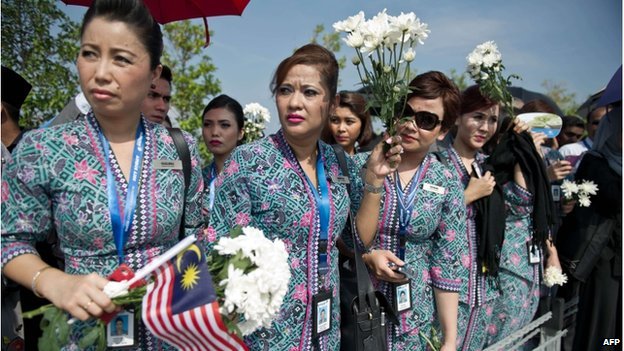 Các tiếp viên của Malaysia Airlines bật khóc trong lễ đón các thi thể.