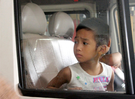 Những em nhỏ được đưa khỏi chùa Bồ Đề đến trung tâm bảo trợ xã hội nuôi dưỡng