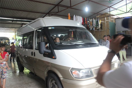 Khoảng 9h sáng, xe bắt đầu lăn bánh đưa 17 trẻ em và 13 người già rời khỏi chùa Bồ Đề
